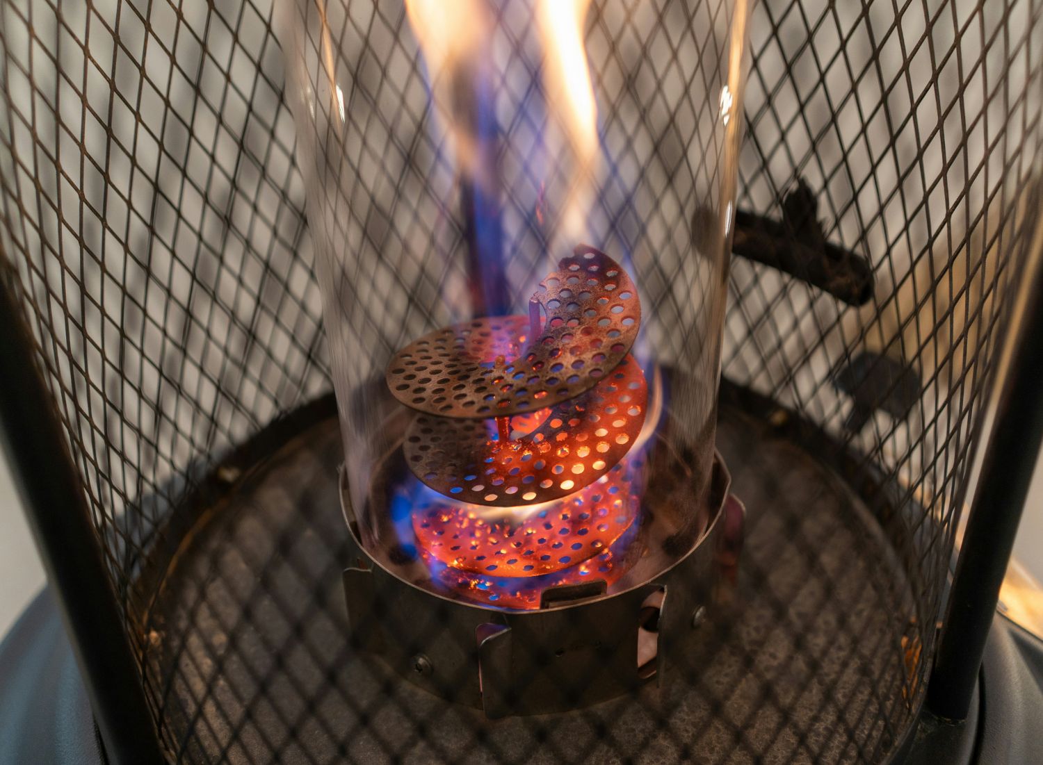 Fire resistance testing on construction material under controlled flame exposure