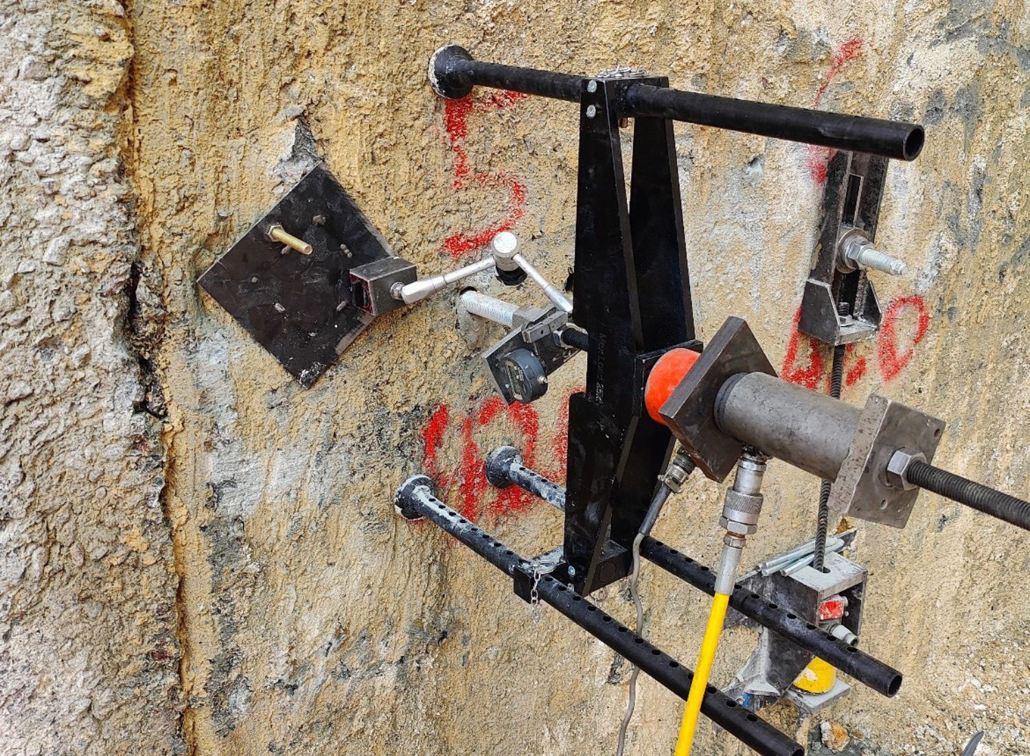 Shear testing machine applying lateral force to metal test piece